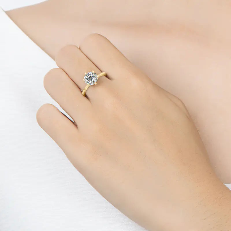 Anel de prata e moissanite banhado a ouro de 1 quilate