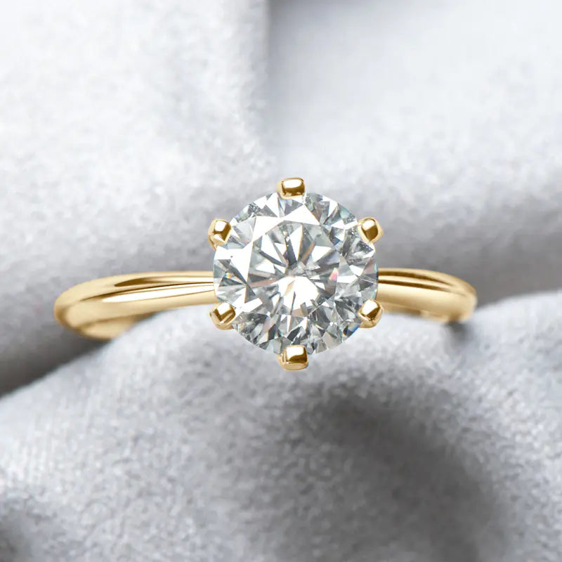 Anel de prata e moissanite banhado a ouro de 1 quilate