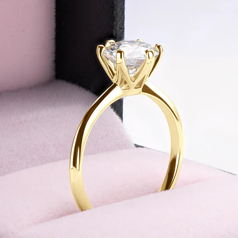 Anel de prata e moissanite banhado a ouro de 1 quilate